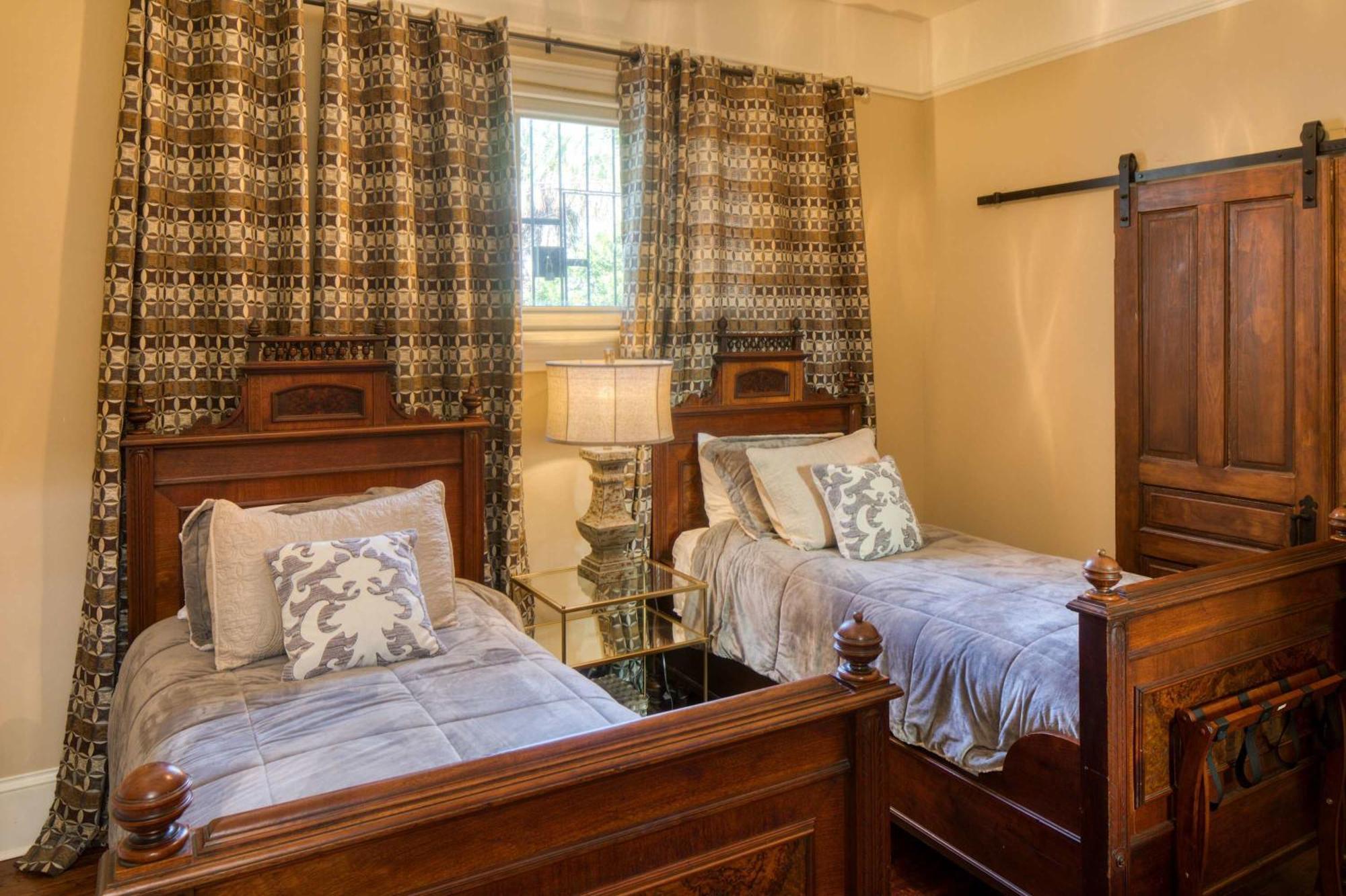 Estill Manor- Luxurious Estate With Pool & Garden - Sleeps 12 Savannah