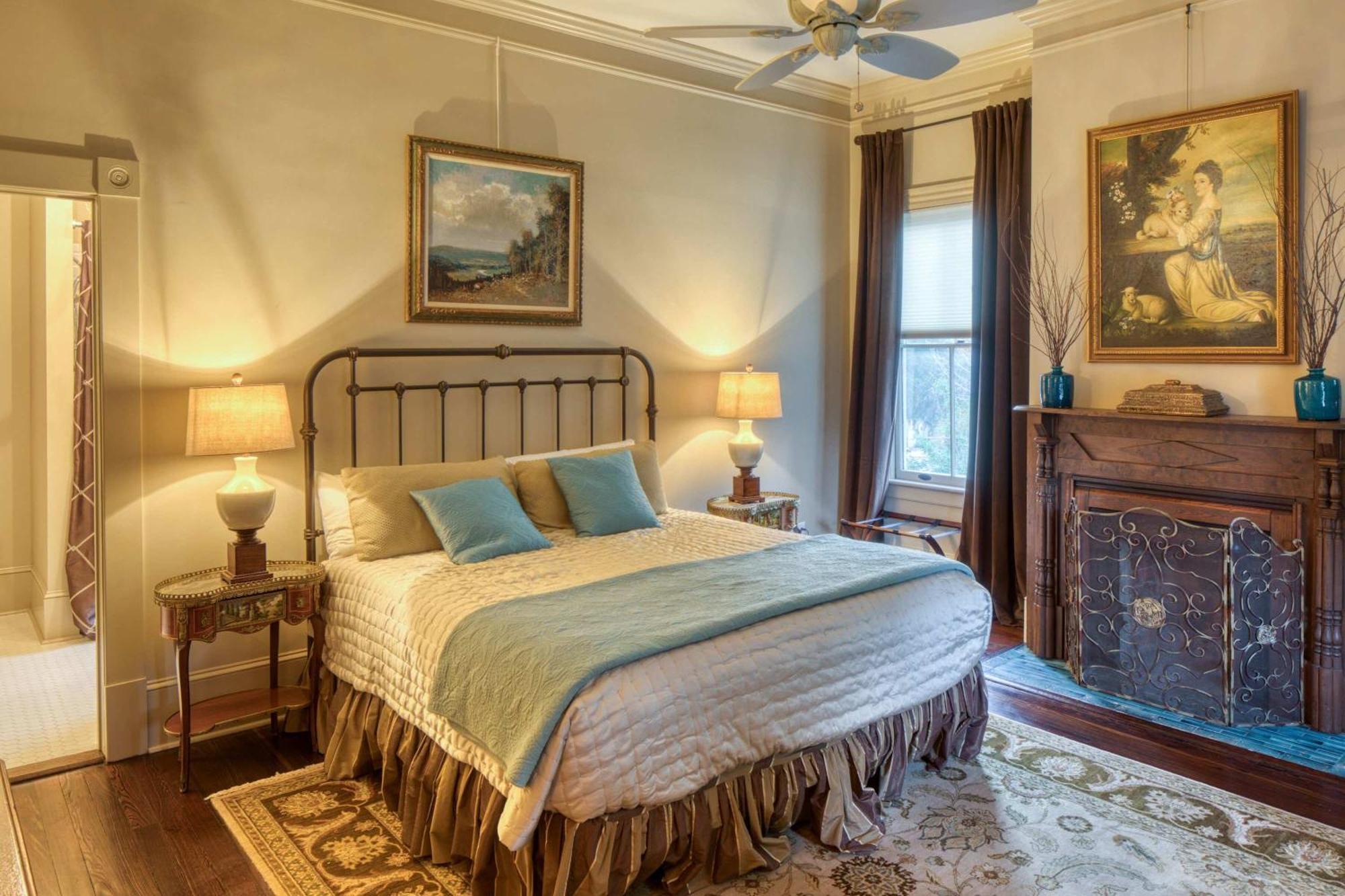Estill Manor- Luxurious Estate With Pool & Garden - Sleeps 12 Holiday home Savannah
