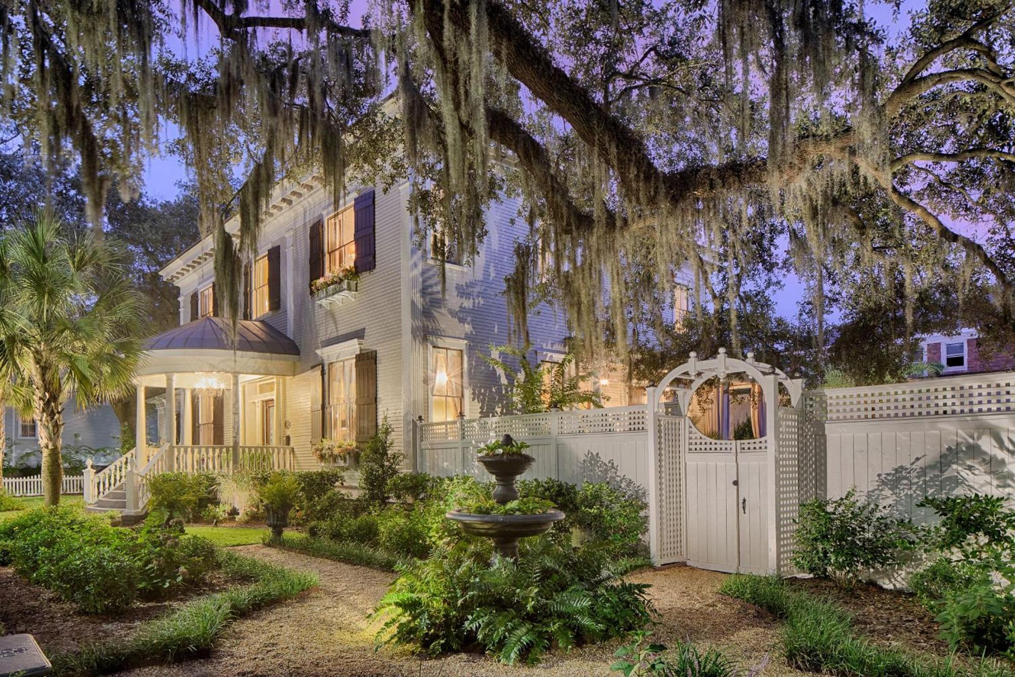 Estill Manor- Luxurious Estate With Pool & Garden - Sleeps 12 Savannah