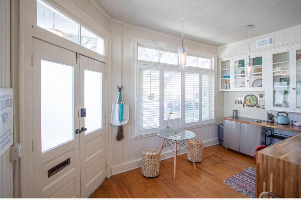 Romantic In Historic Downtown Apartment