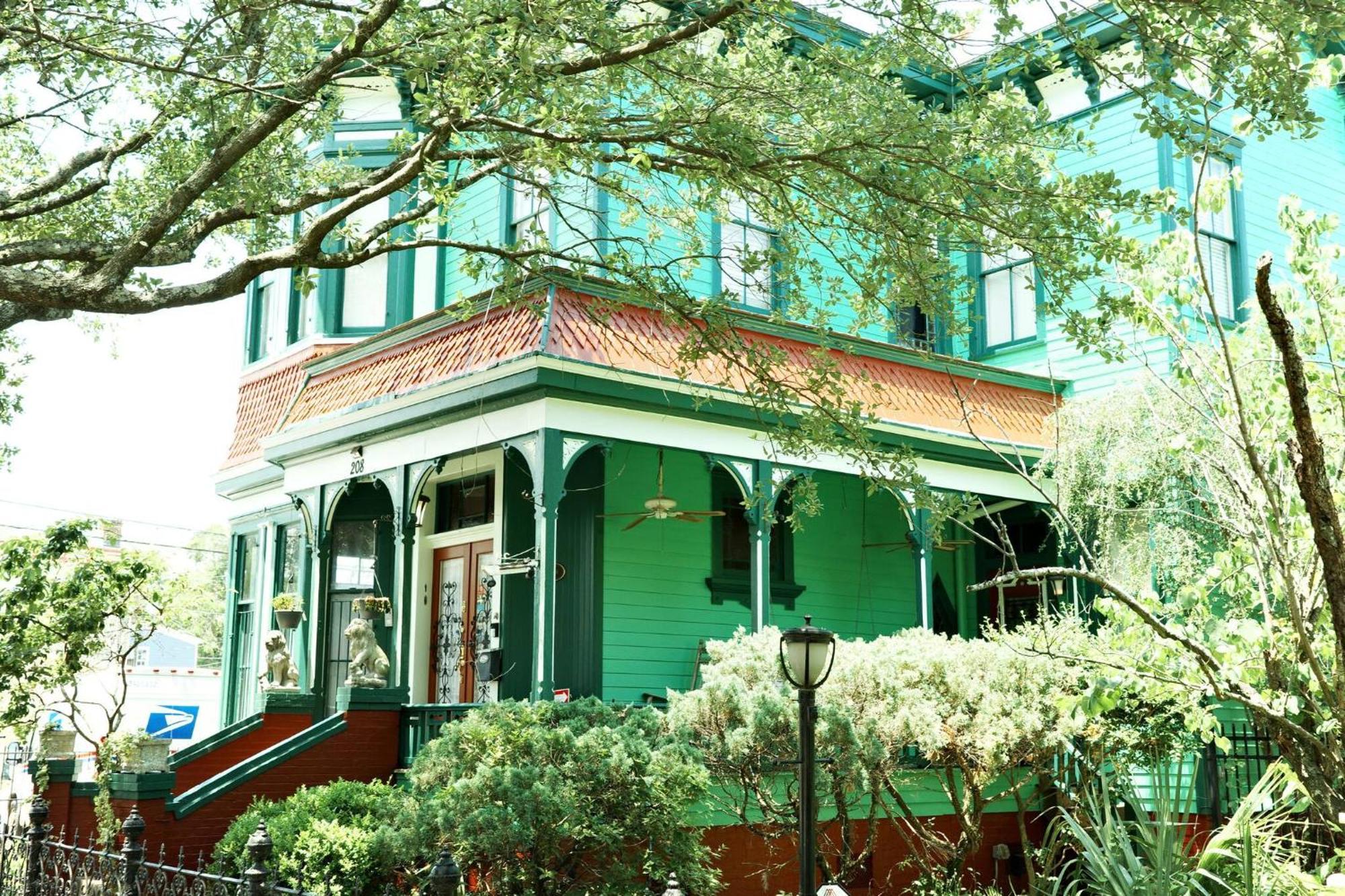 Holiday home Unique Victorian Main House And Carriage House