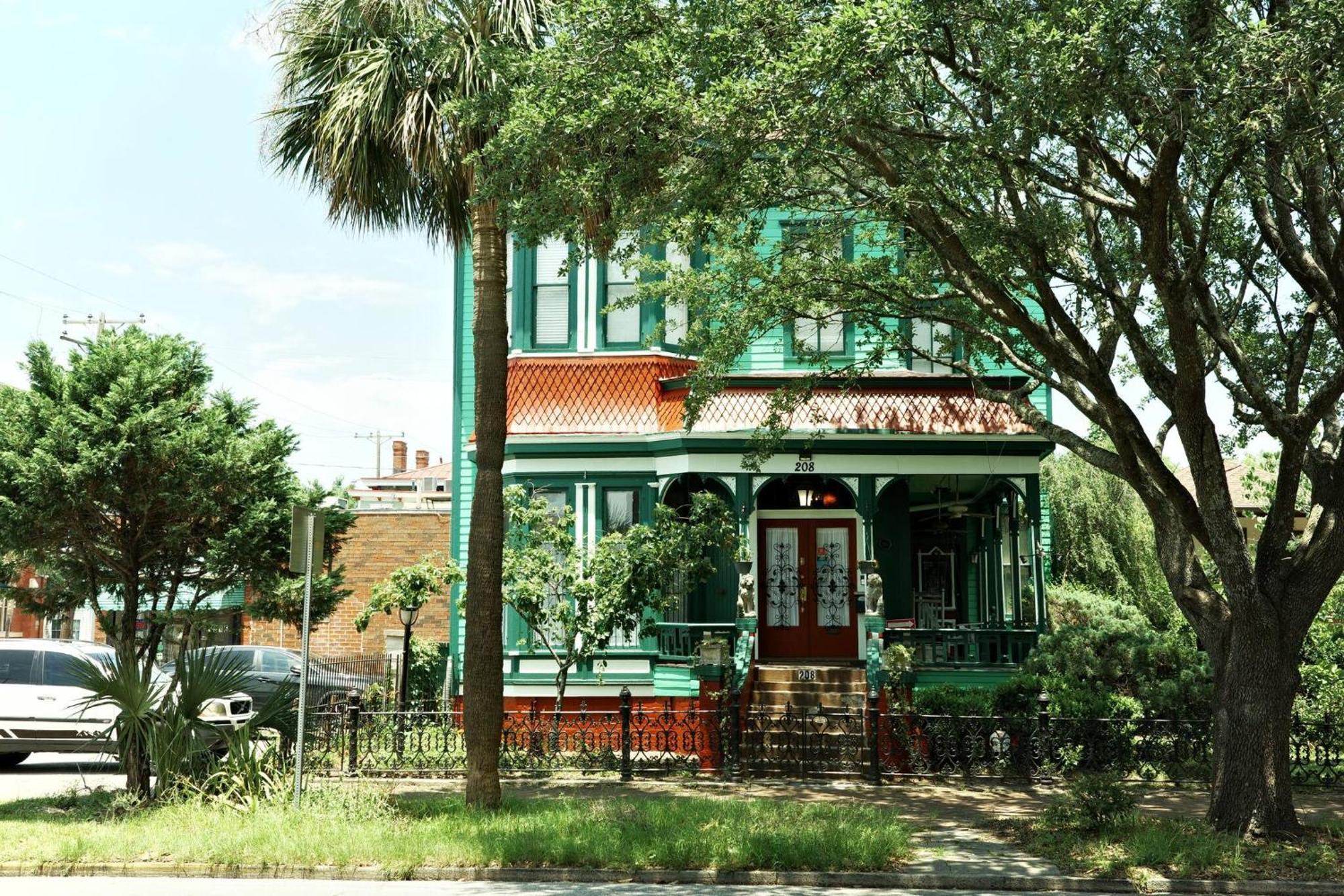 Unique Victorian Main House And Carriage House Savannah