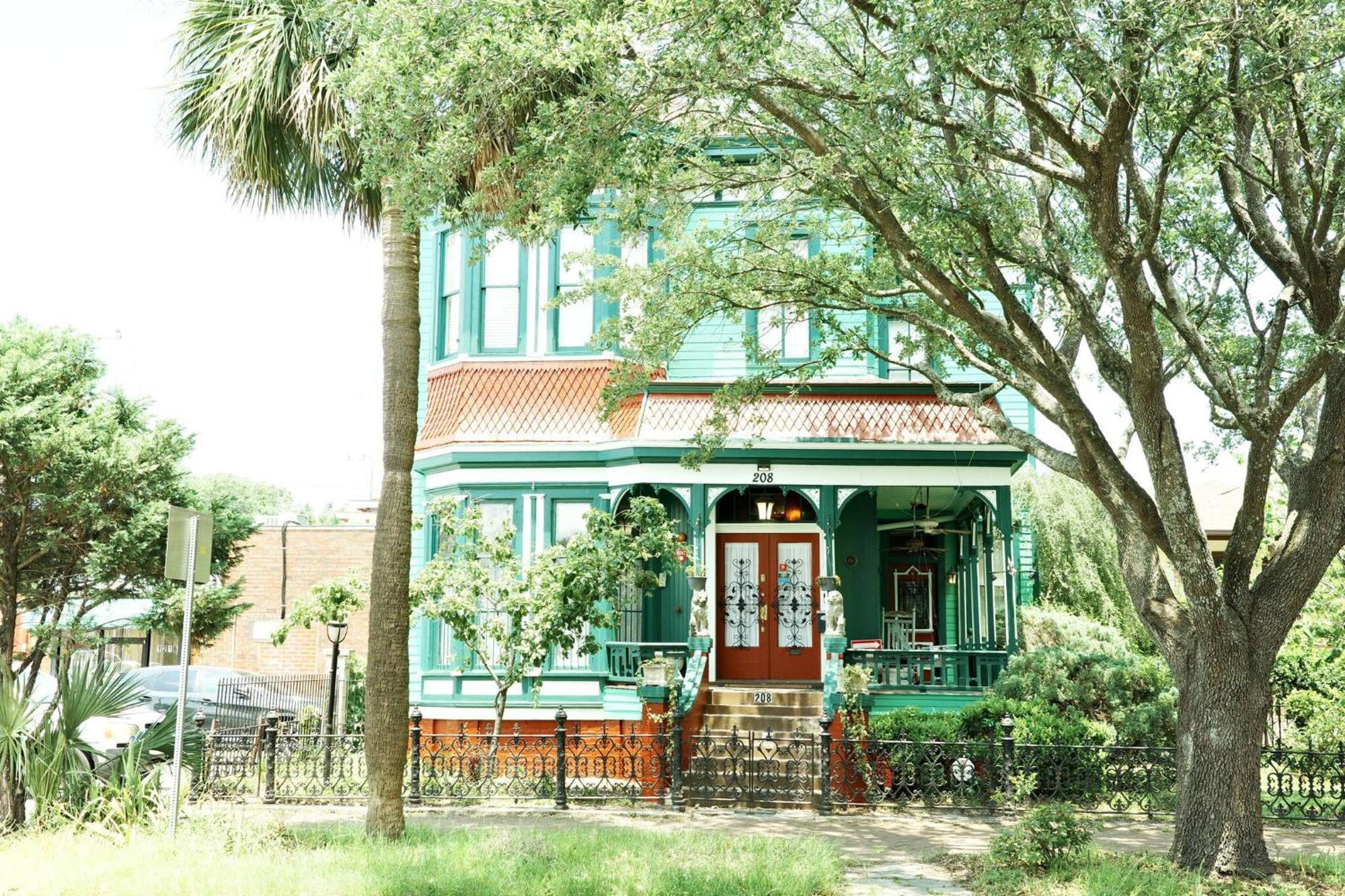 Unique Victorian Main House And Carriage House Holiday home Savannah