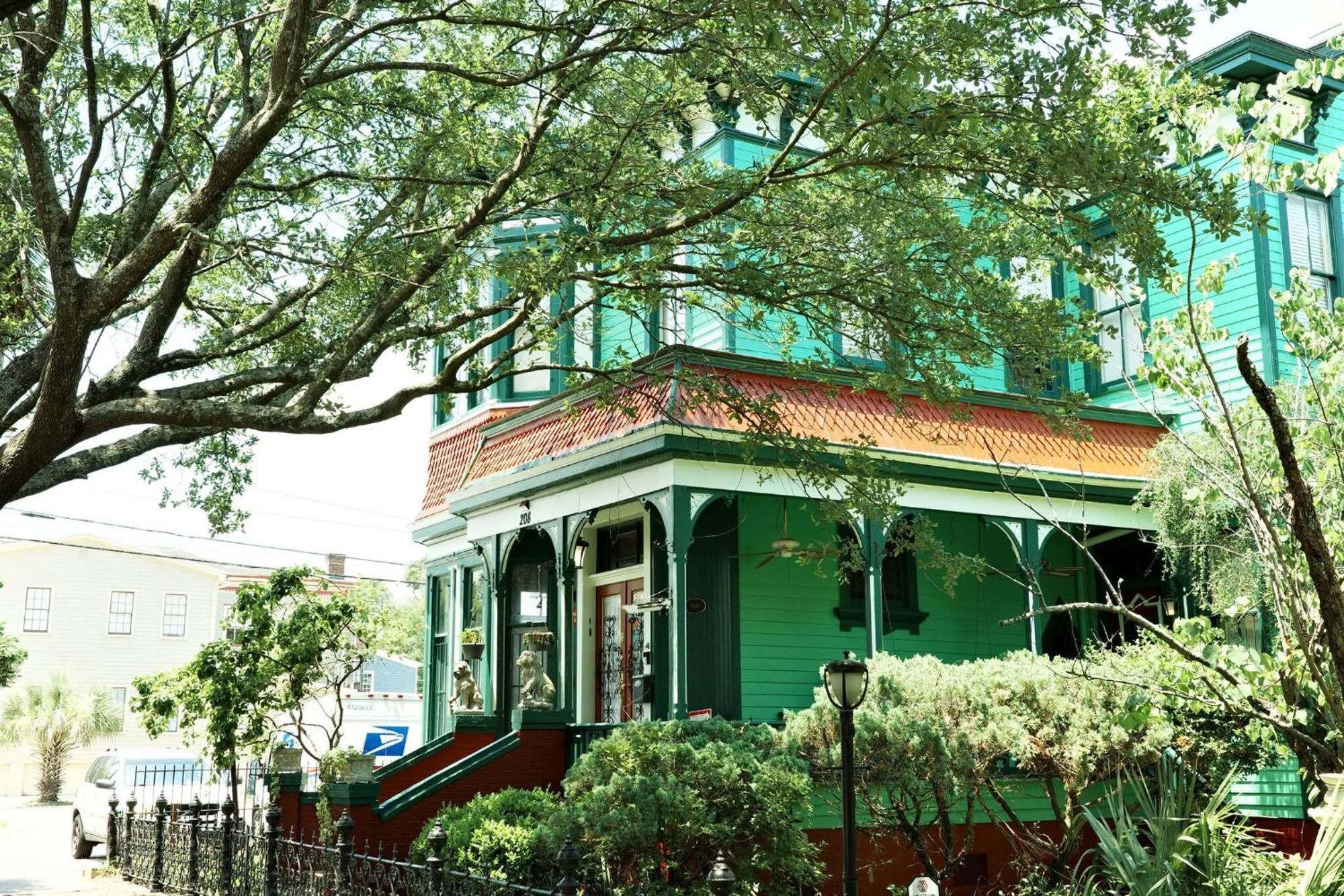 Unique Victorian Main House And Carriage House Holiday home *