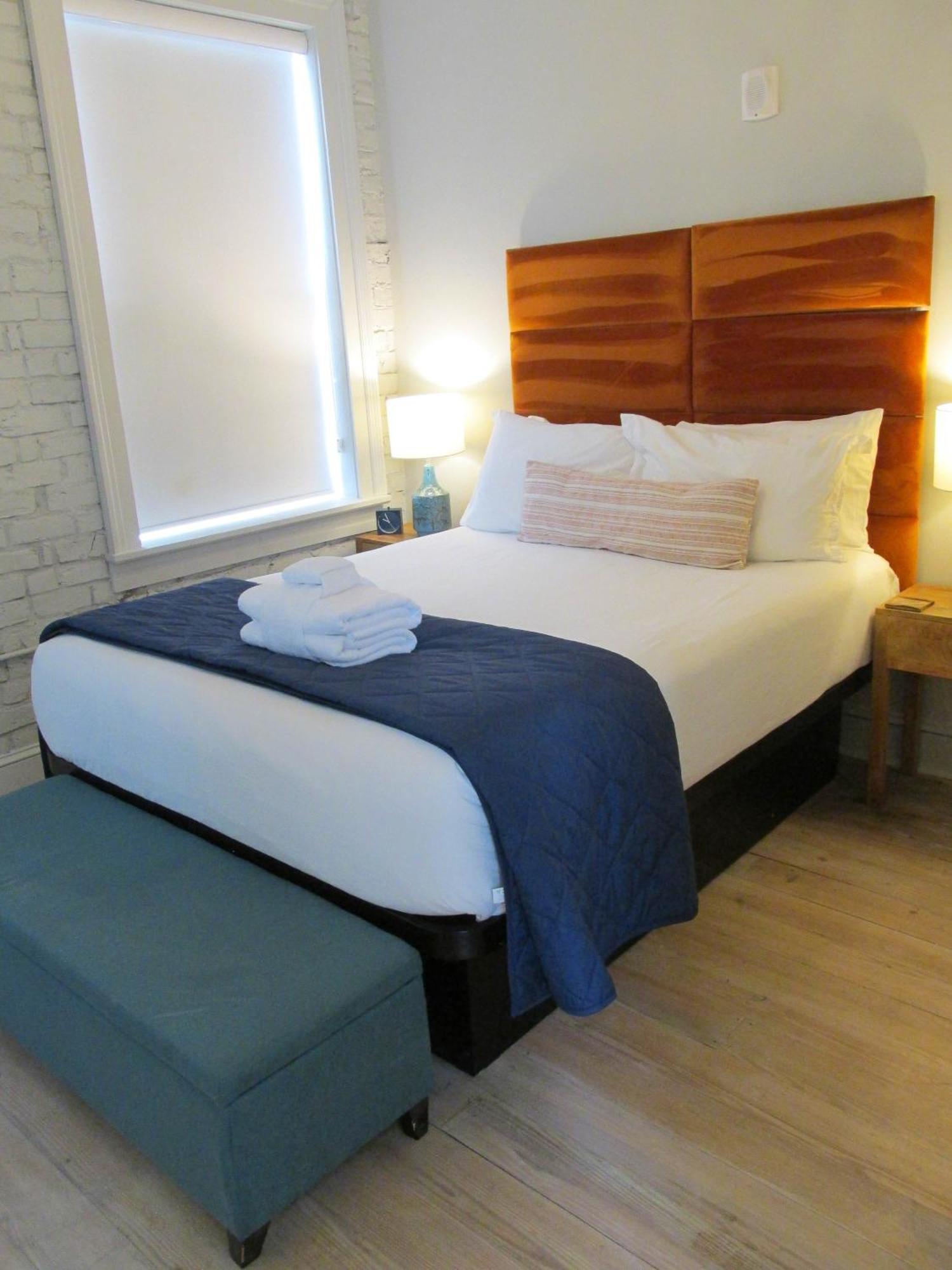 Queen 3rd Floor Downtown Sleeps 2