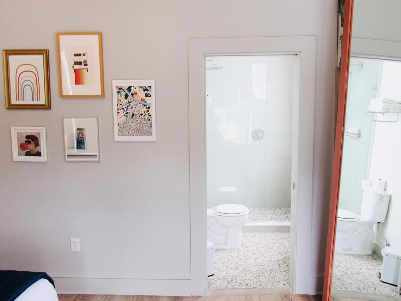 Queen 3rd Floor Downtown Sleeps 2 *