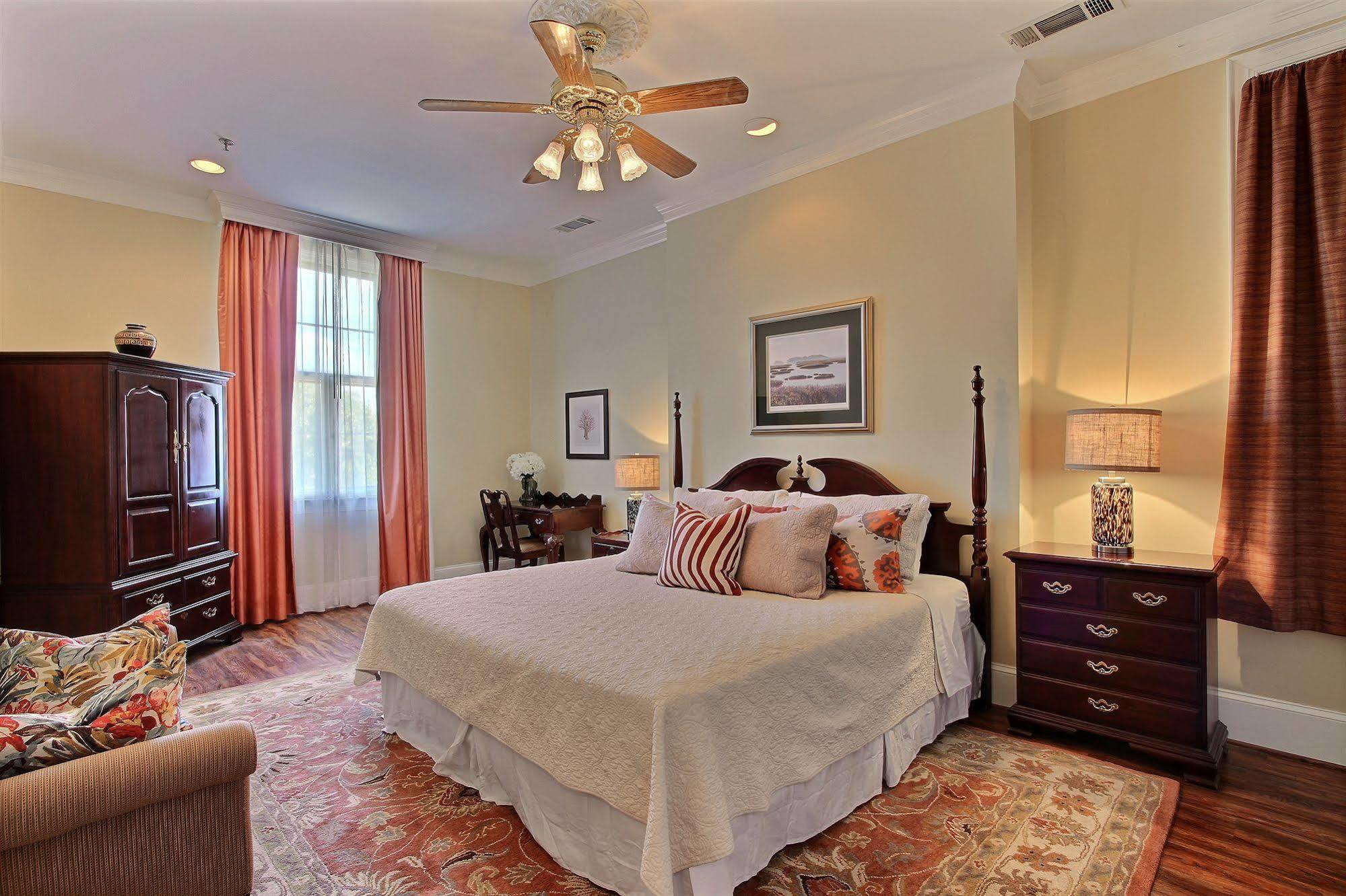 Oglethorpe Hotel *