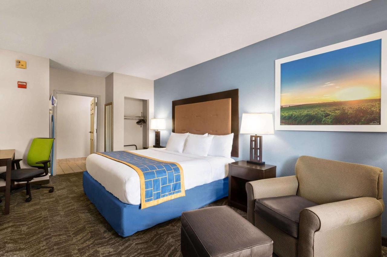 Motel Days & By Wyndham Midtown