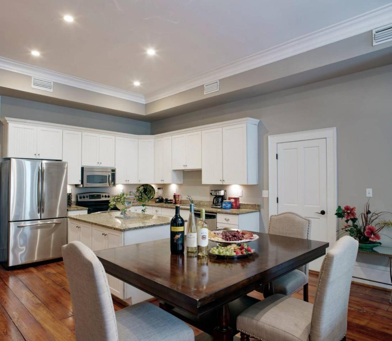 201 York #2 - Newly Renovated Parkside Apt! * Savannah