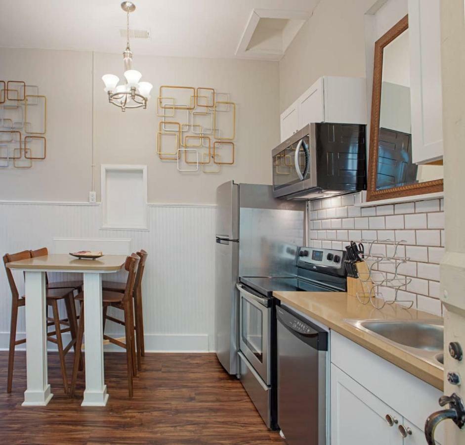 Bed & Breakfast 101 E Waldburg - Cozy Just Off Of Forsyth Park 4*