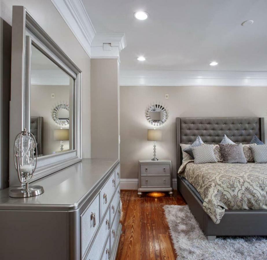 Apartment Sprawling Penthouse With Rooftop Deck Blocks From The River *