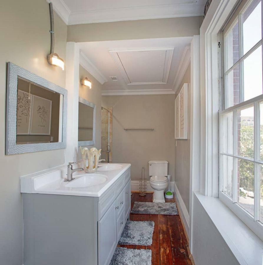 Apartment Sprawling Penthouse With Rooftop Deck Blocks From The River *