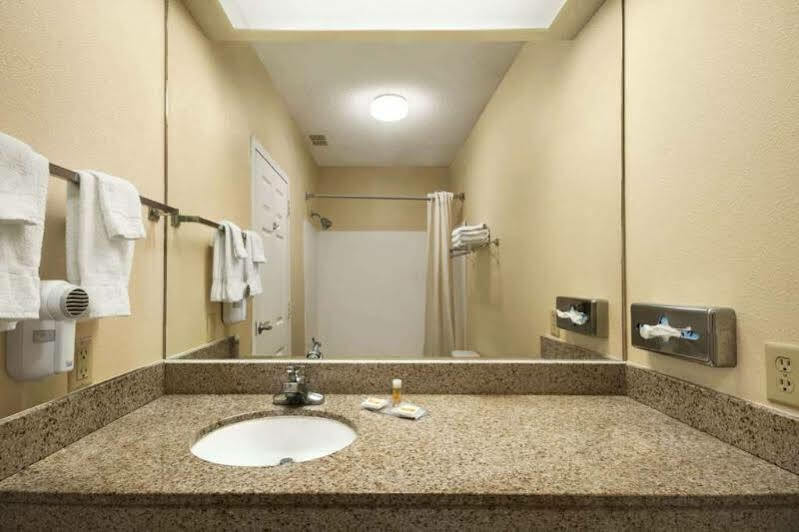 Motel Days & By Wyndham Midtown 2*