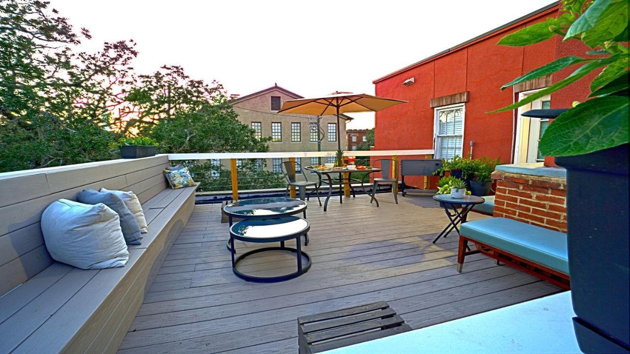 Sprawling Penthouse With Rooftop Deck Blocks From The River Savannah