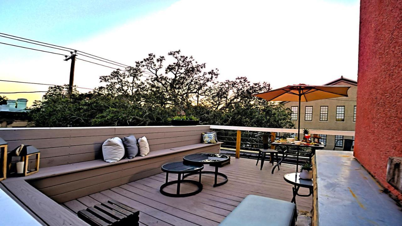 Apartment Sprawling Penthouse With Rooftop Deck Blocks From The River *