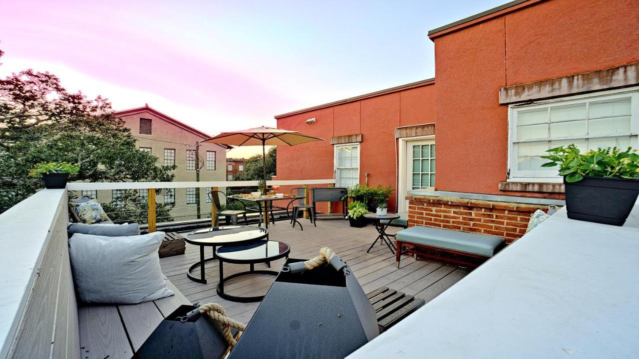 Apartment Sprawling Penthouse With Rooftop Deck Blocks From The River *