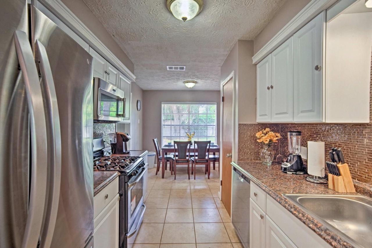 Holiday home Updated With Yard - Near River Street! *