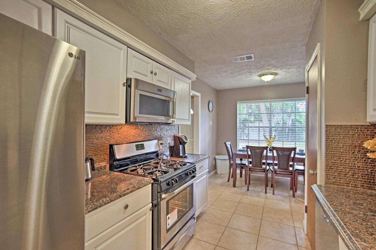 Updated With Yard - Near River Street! Holiday home *
