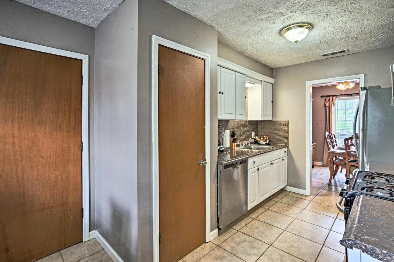 Holiday home Updated With Yard - Near River Street!
