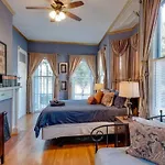 Elegant 2 Bed Directly On Forsyth Park