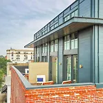 Top-Floor 2 Bedroom In Downtown Savannah
