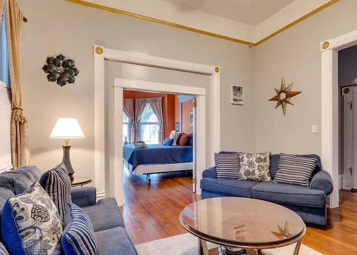 Elegant 2 Bed Directly On Forsyth Park