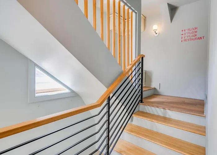 Top-Floor 2 Bedroom In Downtown Savannah