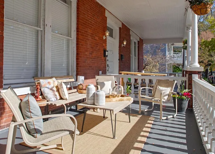 416A Waldburg St - Newly Renovated 1920\'S Historic District Apt