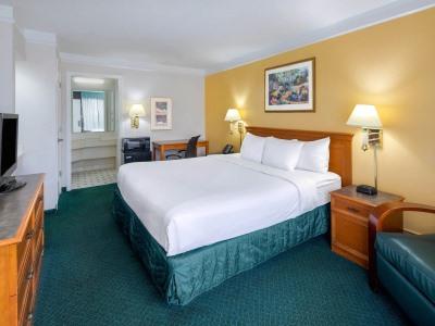 Super 8 By Wyndham Savannah Lodge