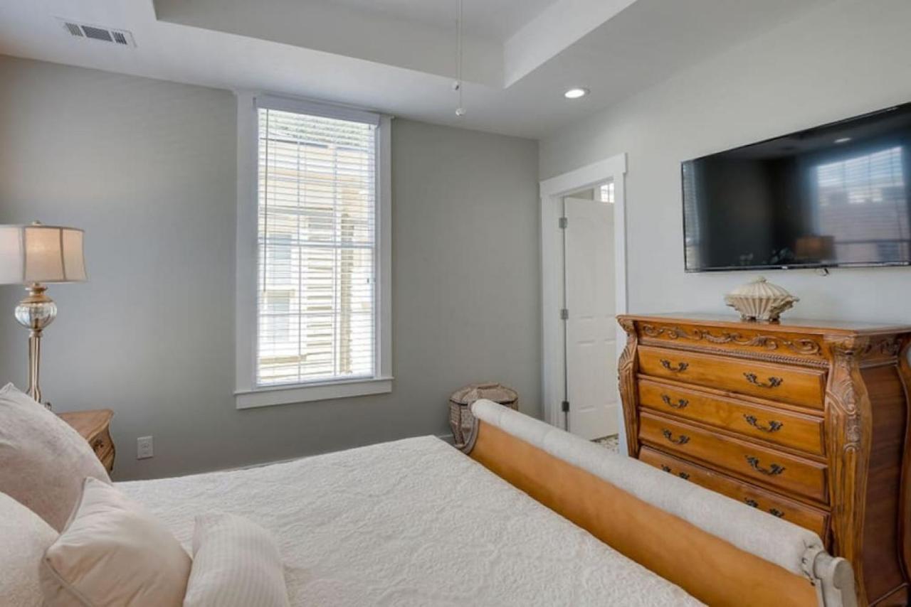 111 Waldburg Street Beautifully Renovated Historic 5 Bedroom 5 Bath Bed & Breakfast *