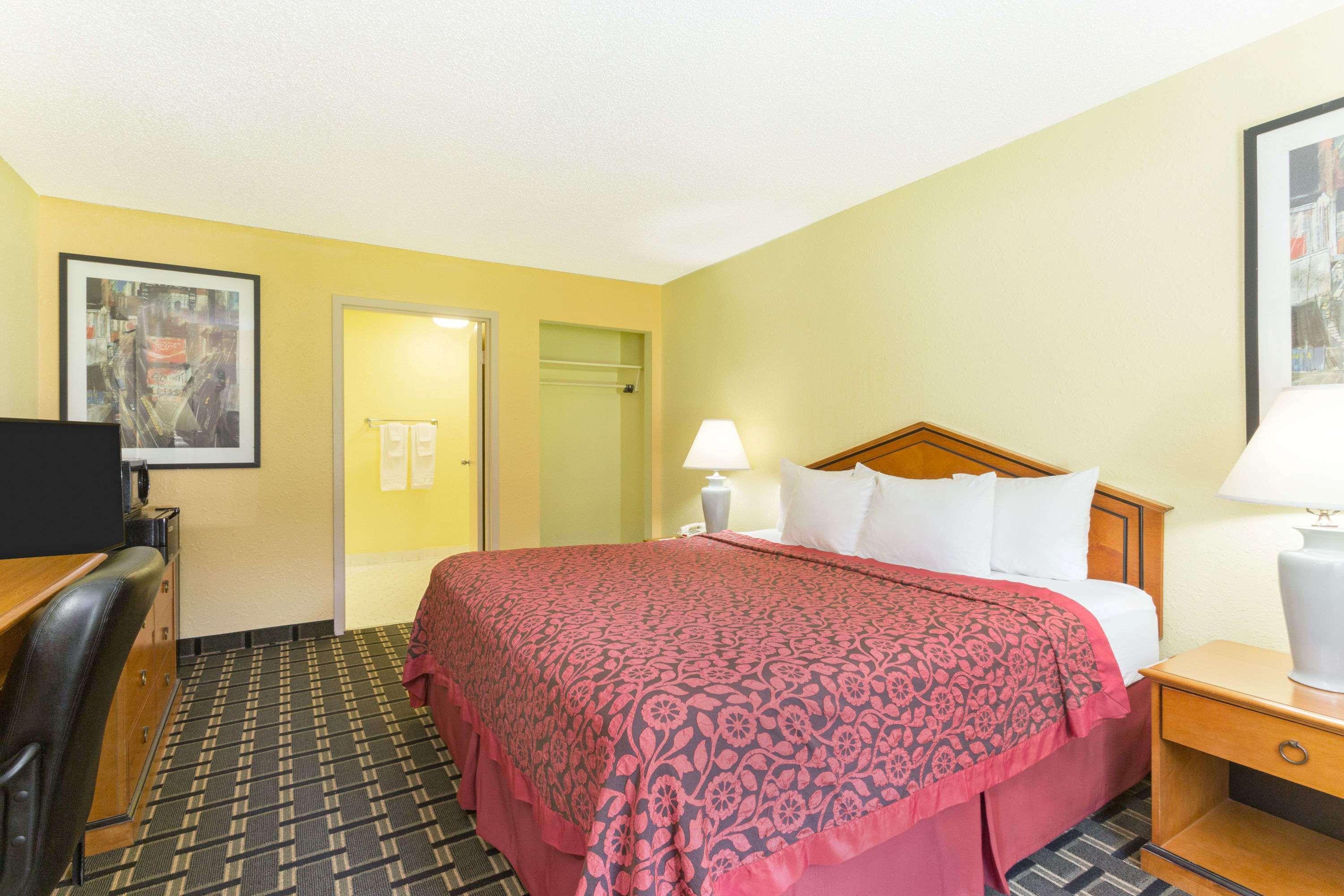 Days By Wyndham Airport Savannah