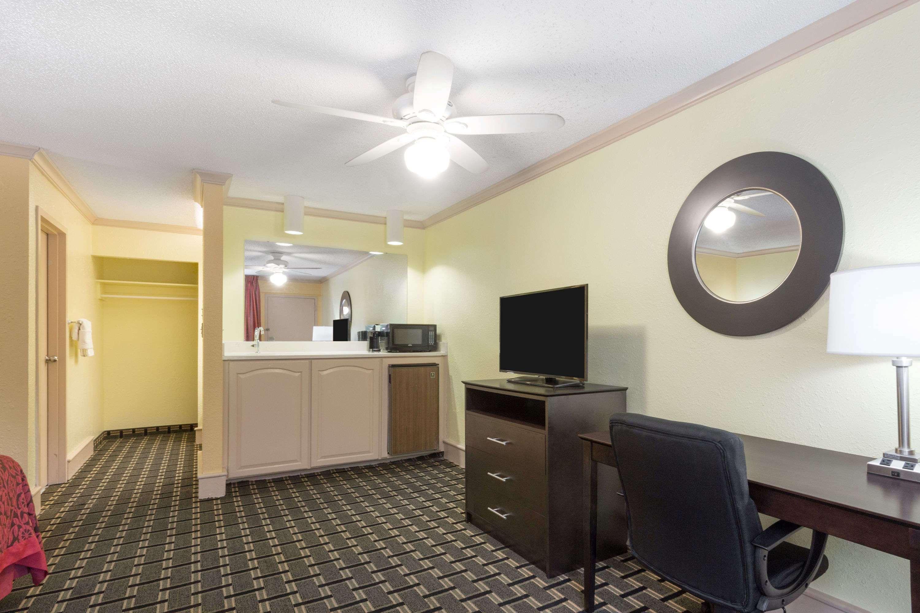 Days By Wyndham Airport Savannah