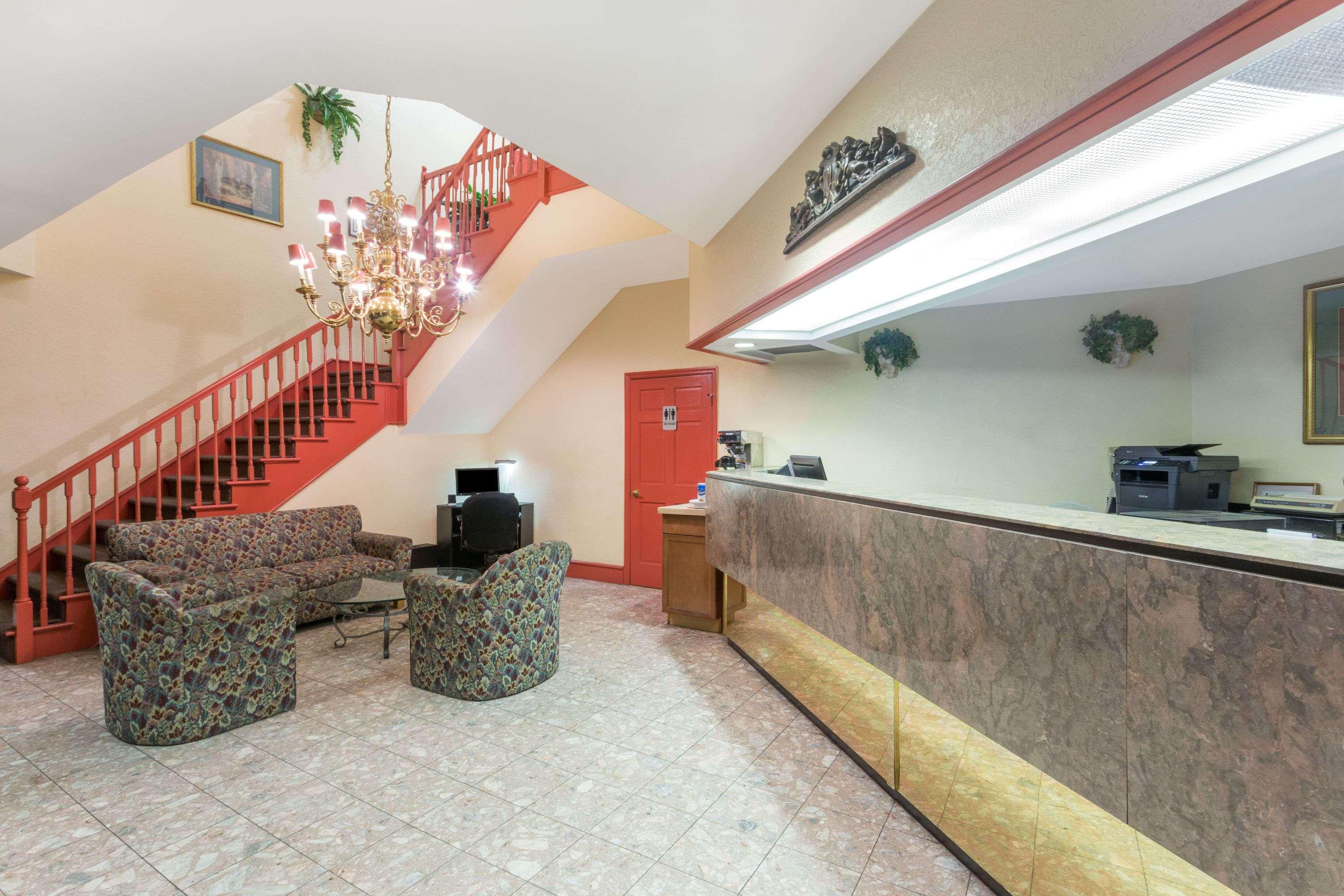 Hotel Days By Wyndham Airport Savannah