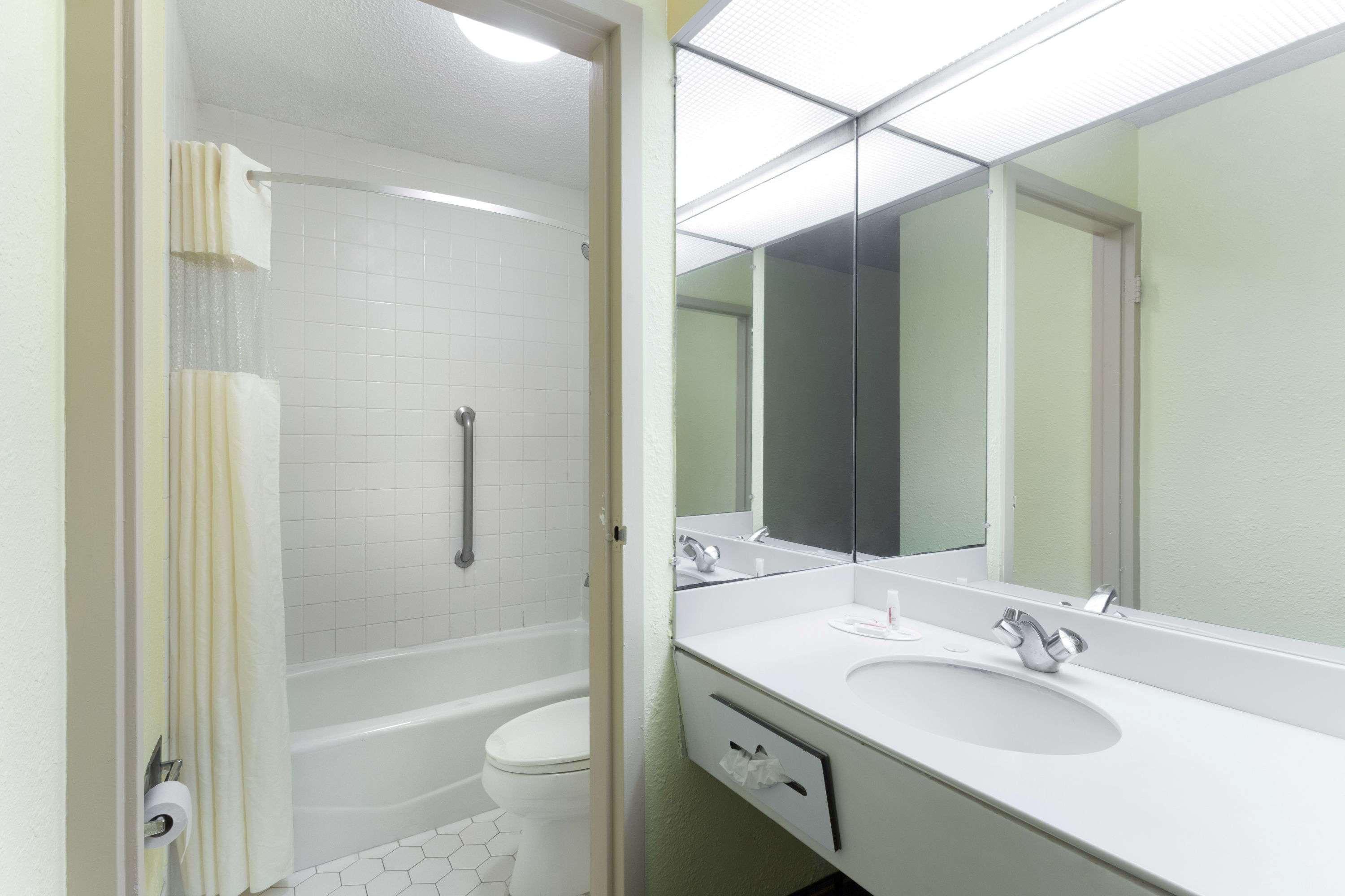 Days By Wyndham Airport Hotel Savannah