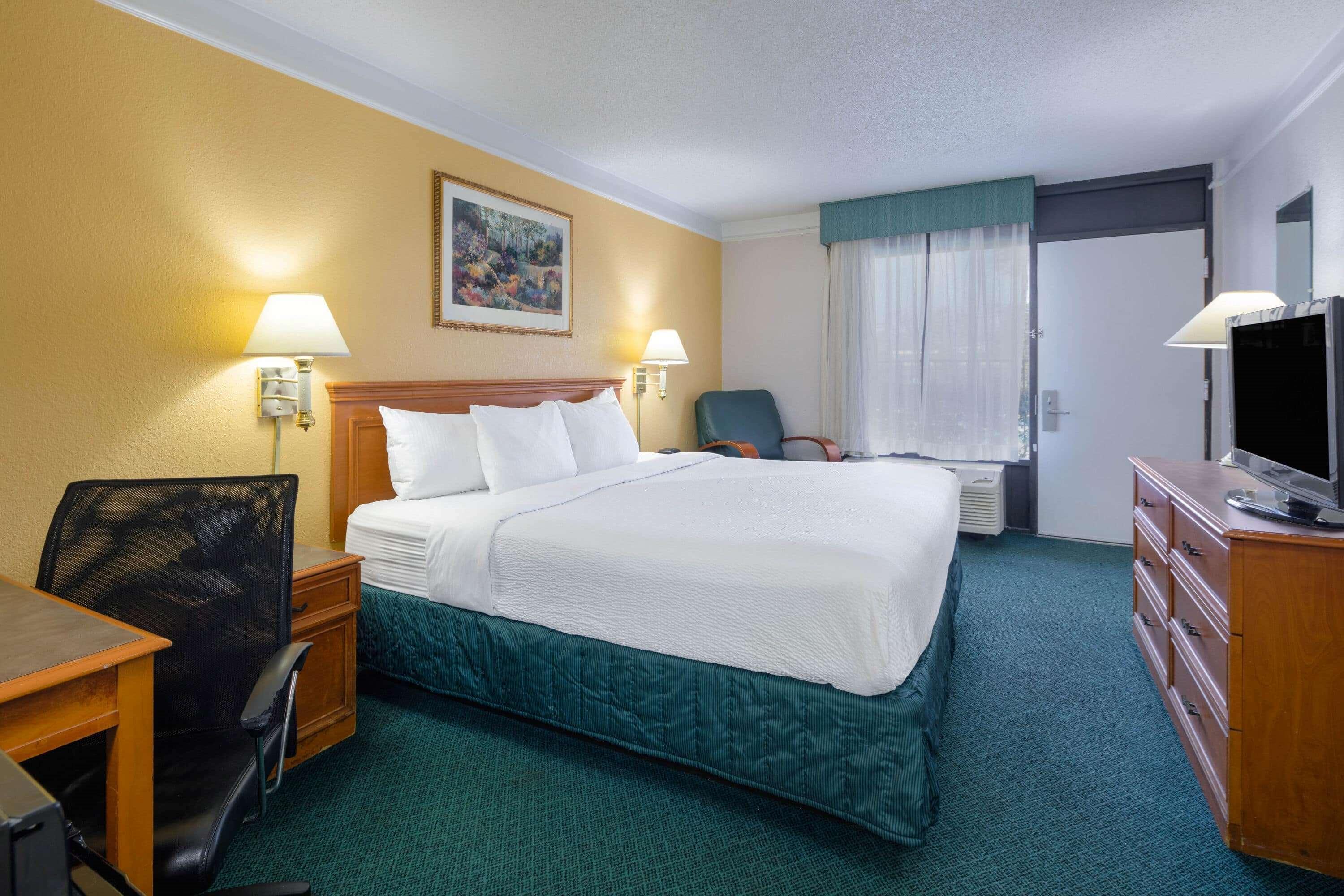 Super 8 By Wyndham Savannah Lodge *