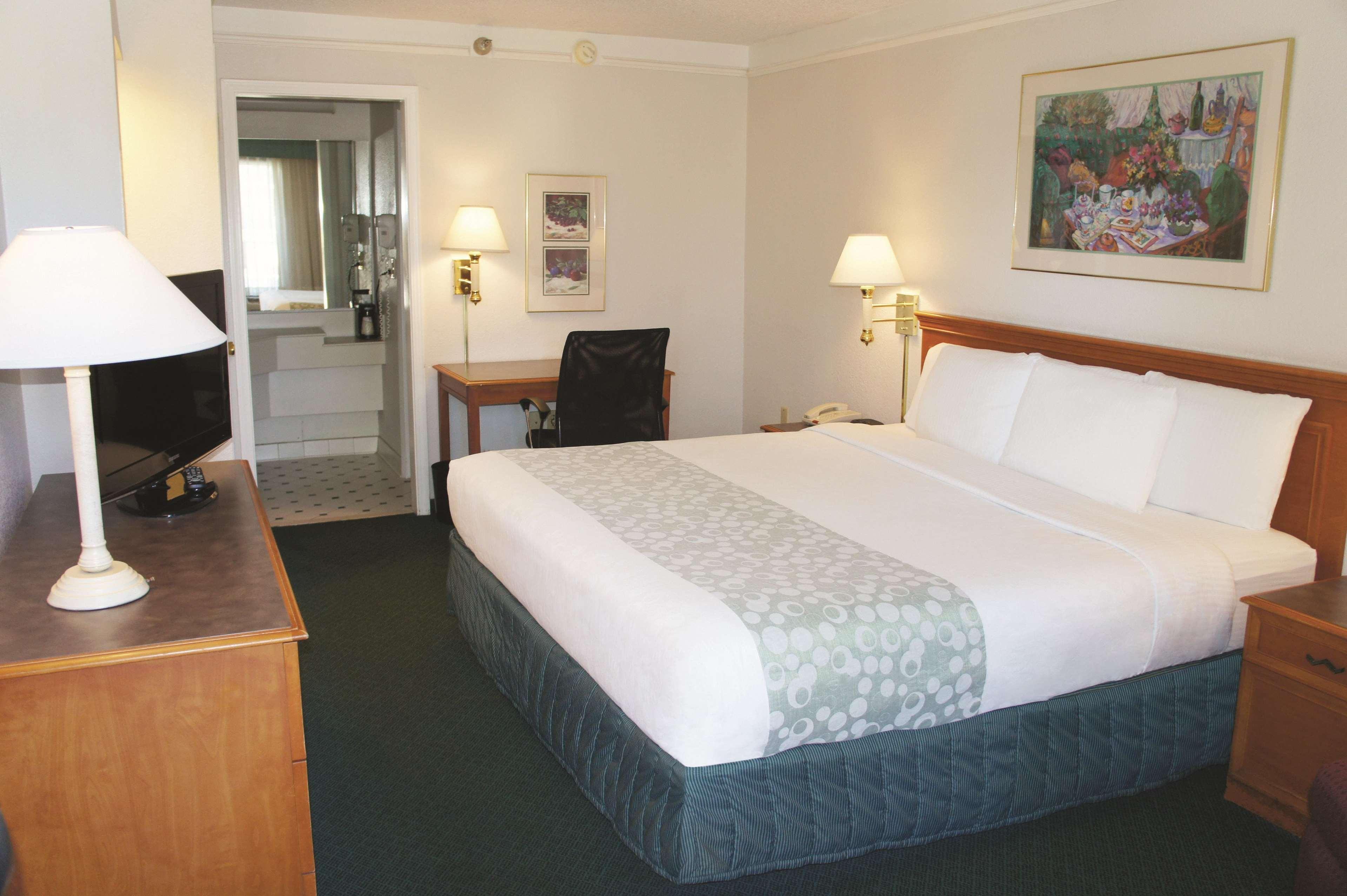Super 8 By Wyndham Savannah Lodge