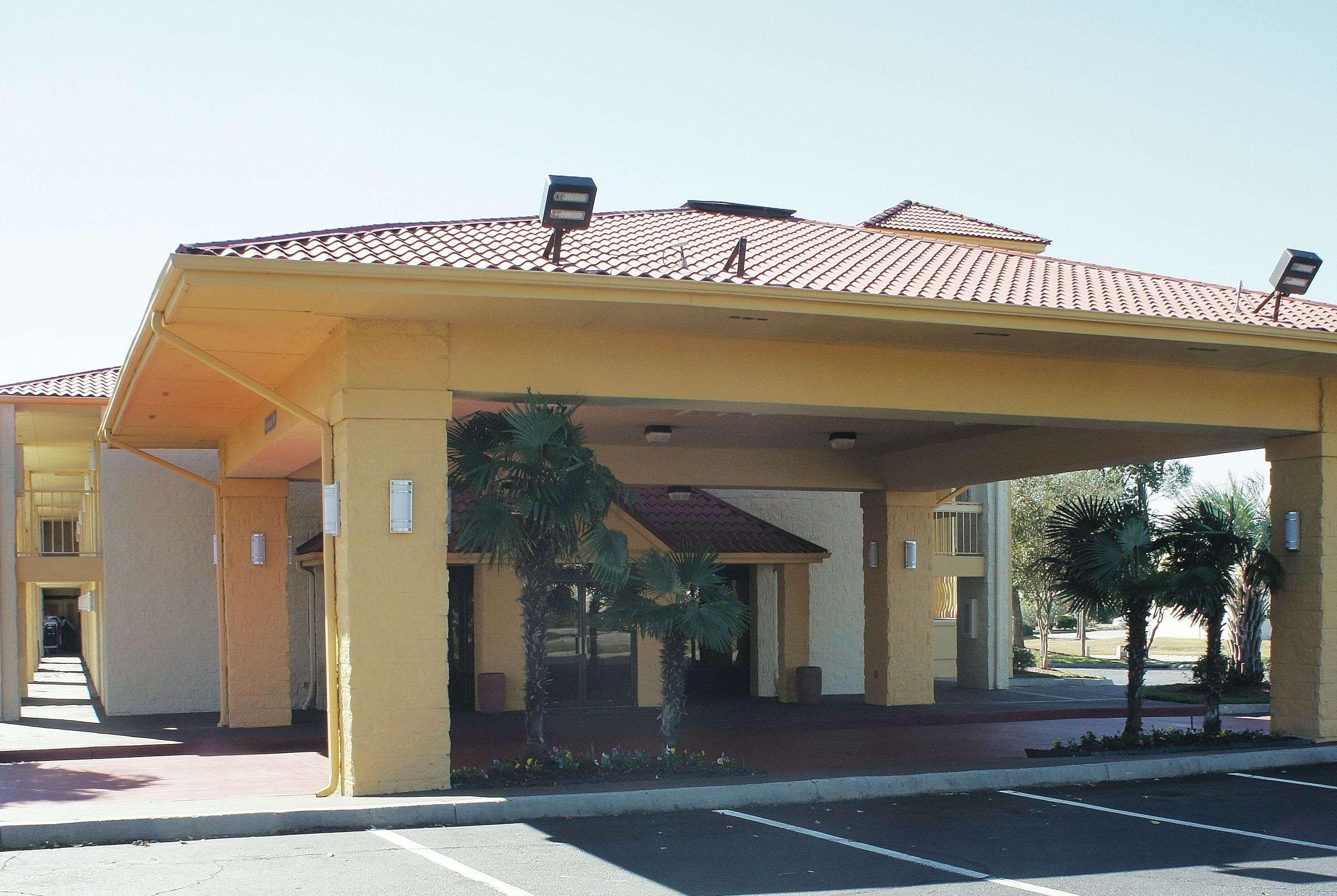 Super 8 By Wyndham Savannah Lodge *