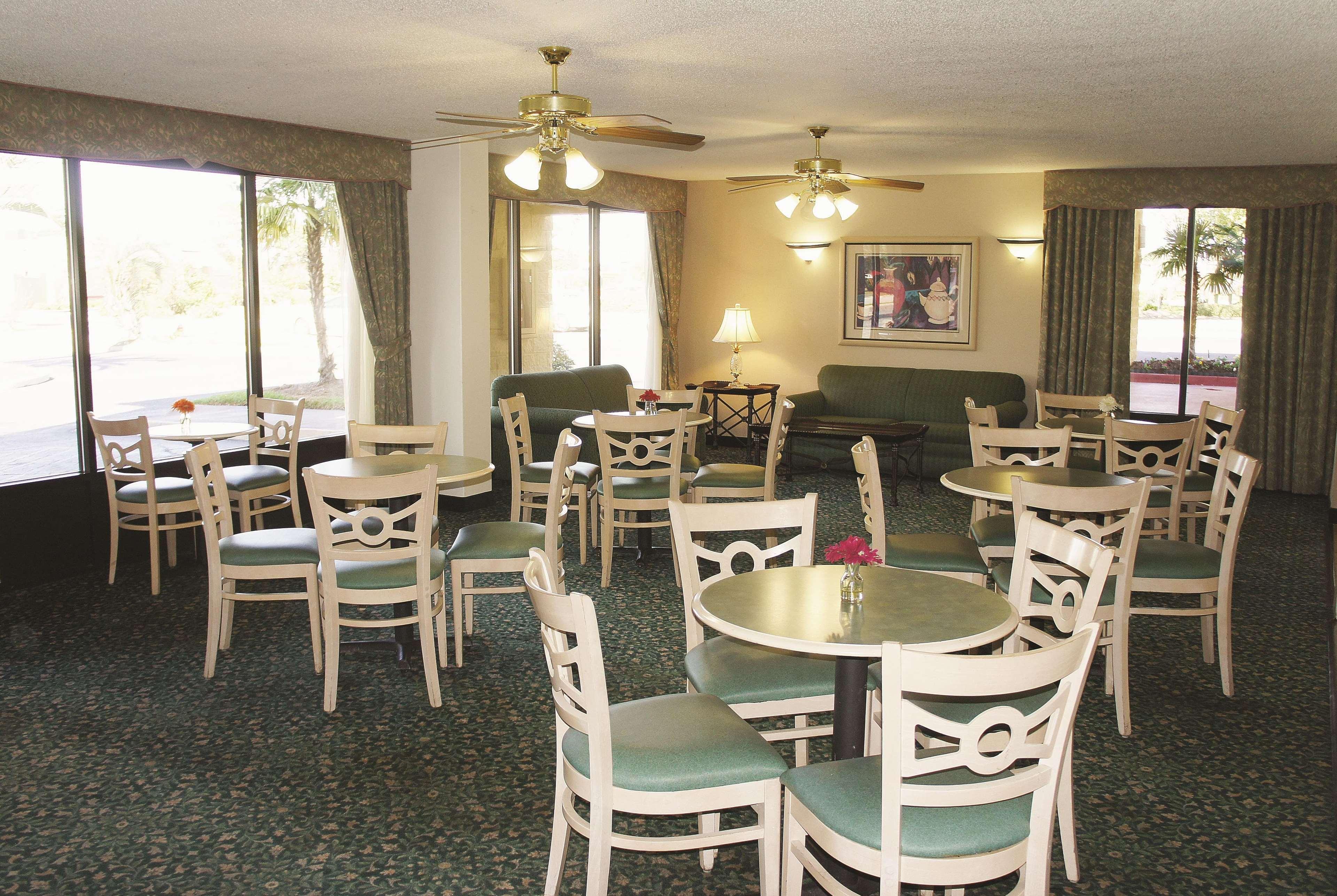 Super 8 By Wyndham Savannah Savannah