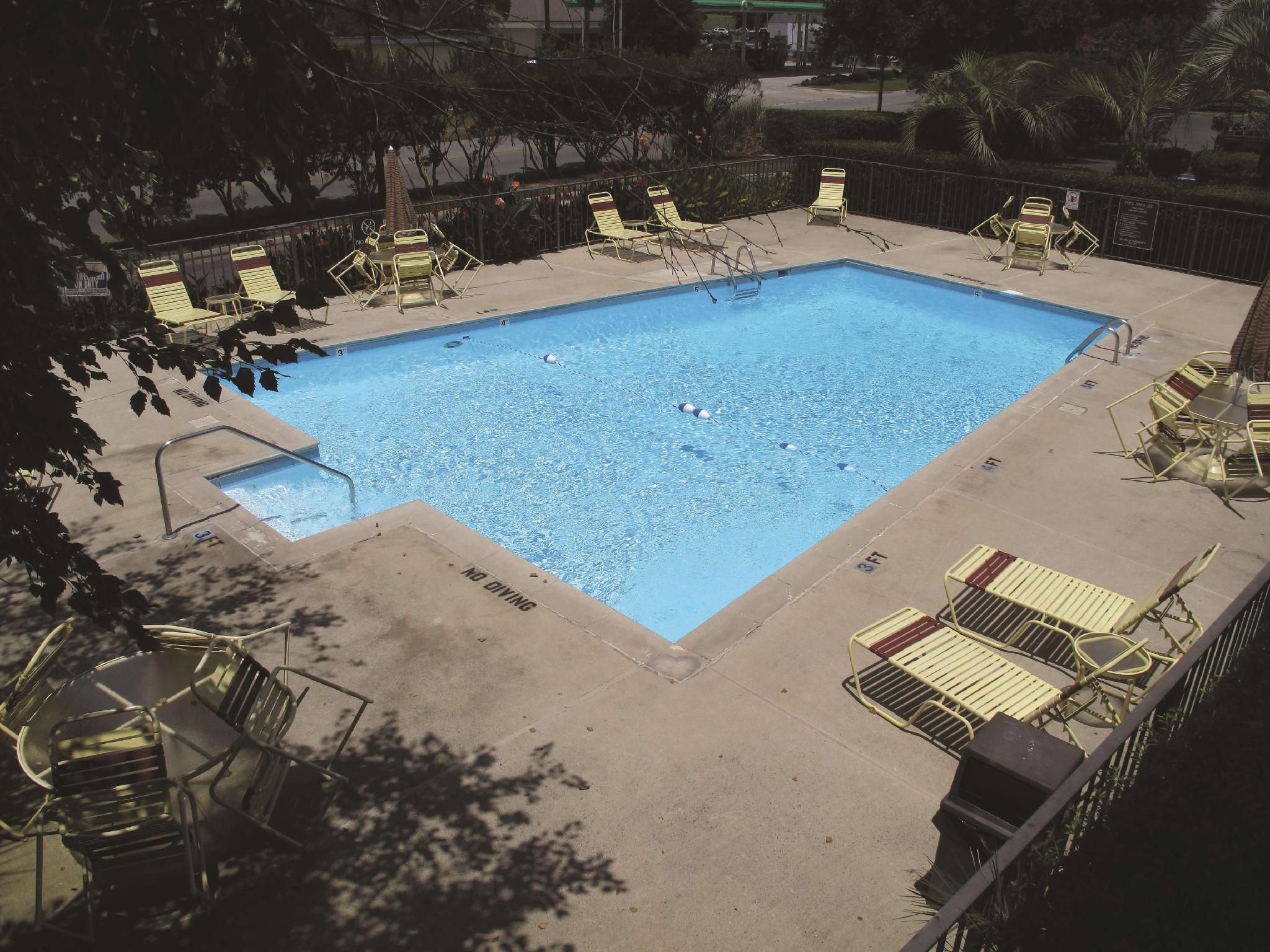 Super 8 By Wyndham Savannah Lodge *