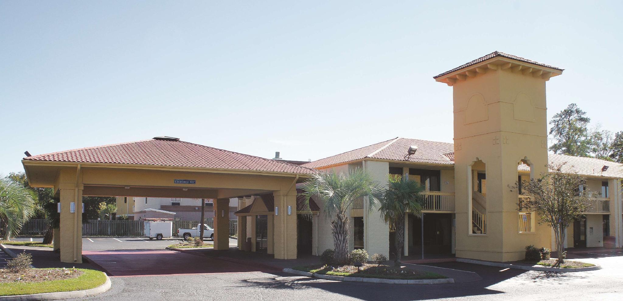 Super 8 By Wyndham Savannah Lodge