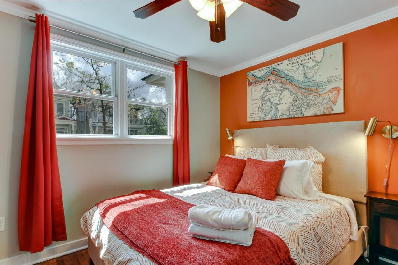 Apartment Vibrant, Colorful Building With Backyard Firepit And Games Savannah