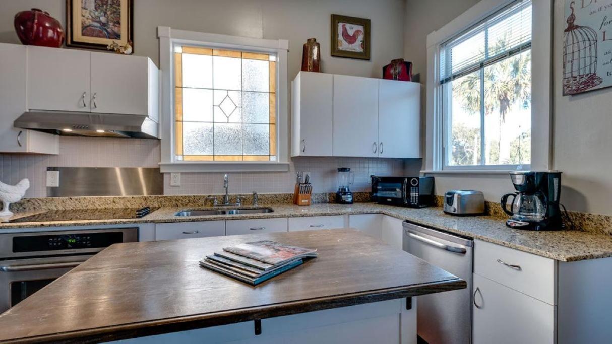 Huge 5 Bed, 5 Bath In Historic Downtown *