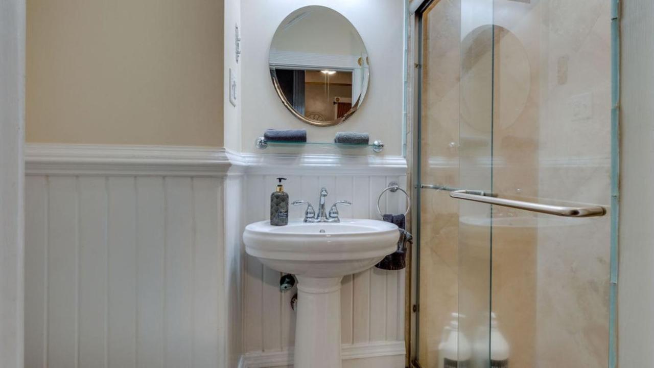 Elegant 2 Bed Directly On Forsyth Park Apartment *