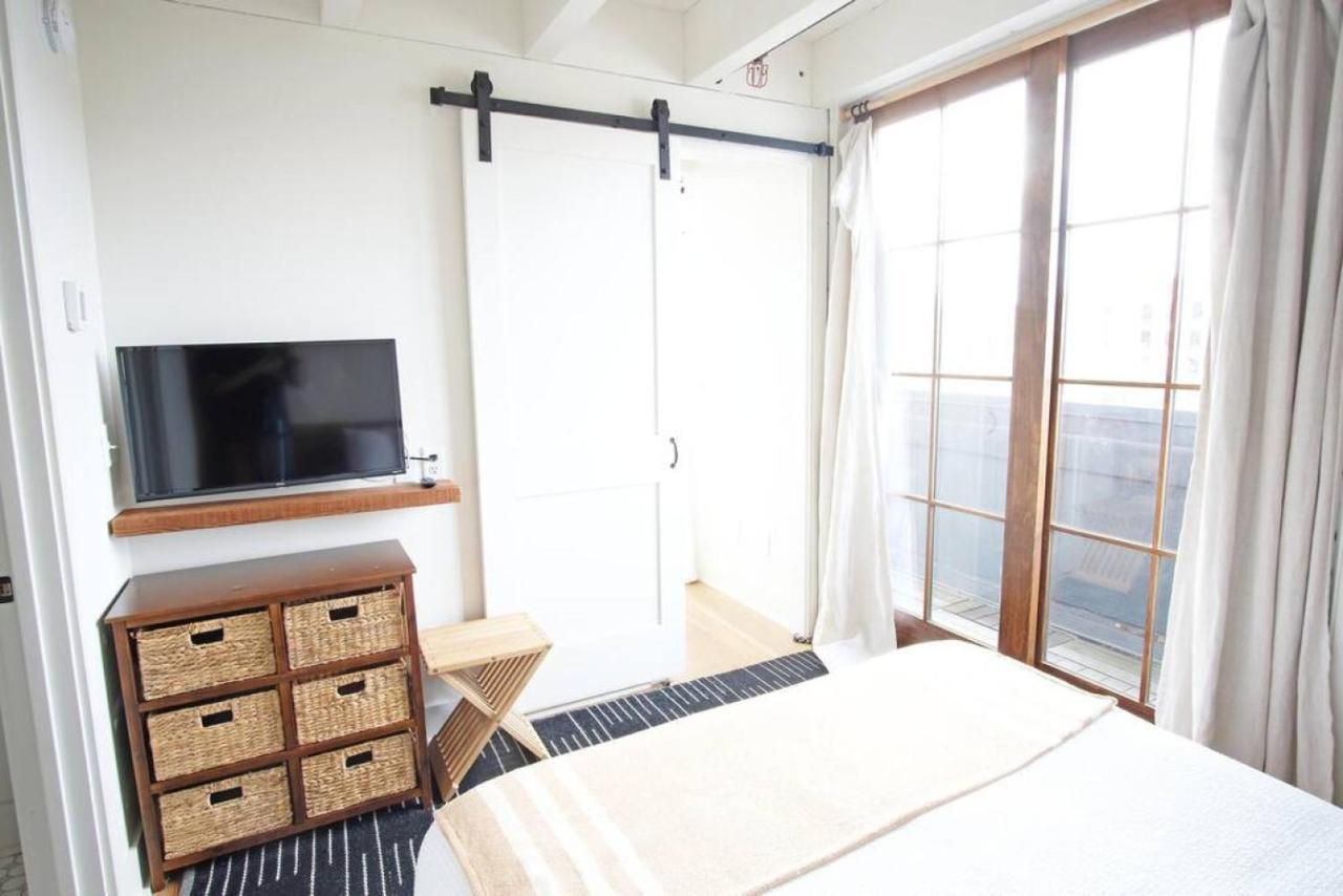 Top-floor 2 Bedroom In Downtown *