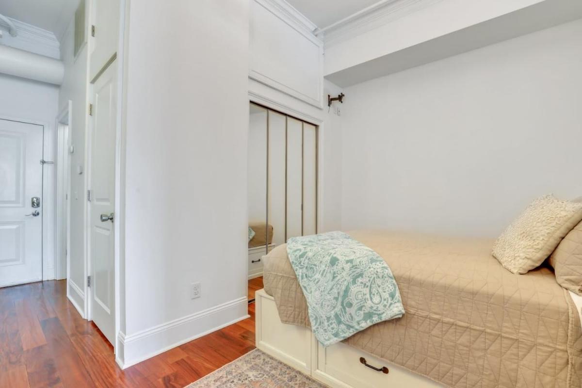 Knockout Loft- Near Plant Riverside * Savannah
