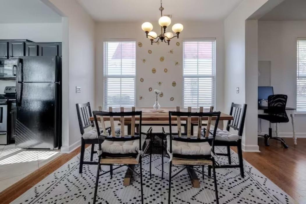 Honey, I'm Near - Seen On Hgtv Holiday home *