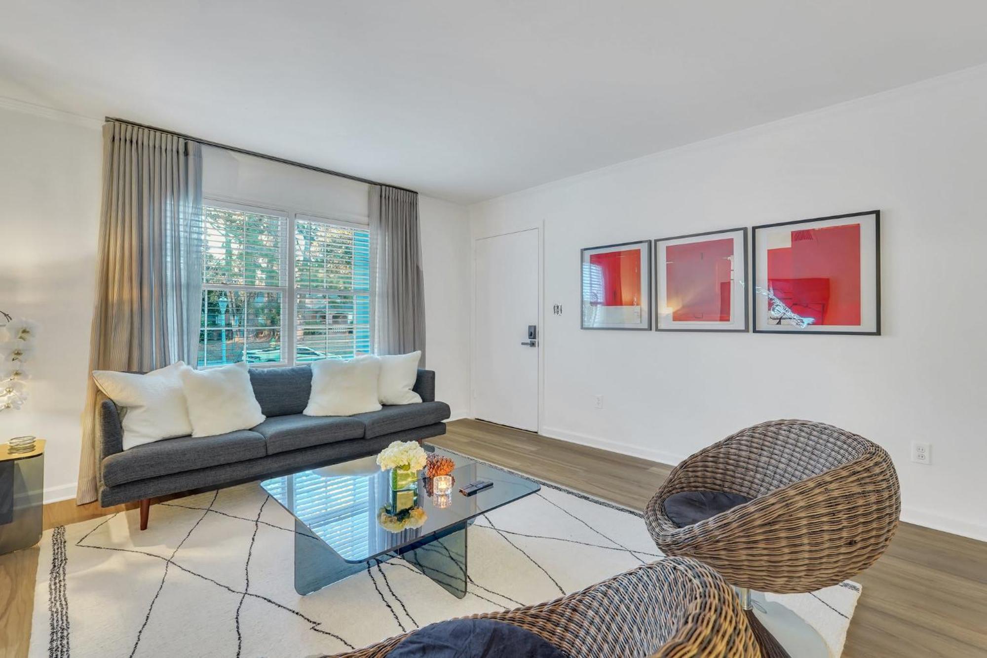Spacious Mid-century Art Haven * Savannah