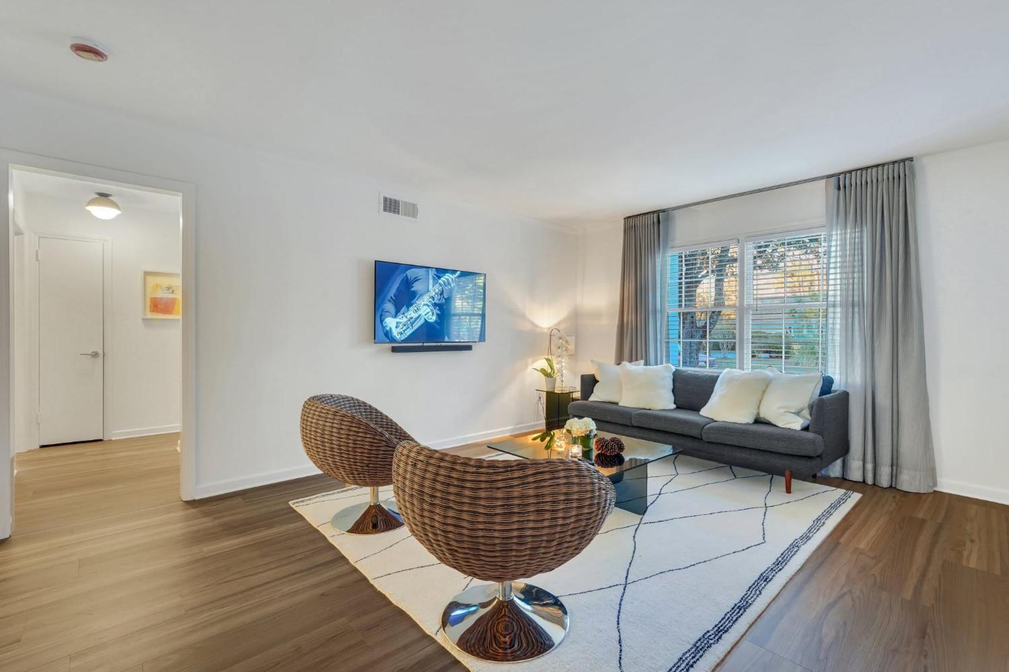 Spacious Mid-century Art Haven Apartment *