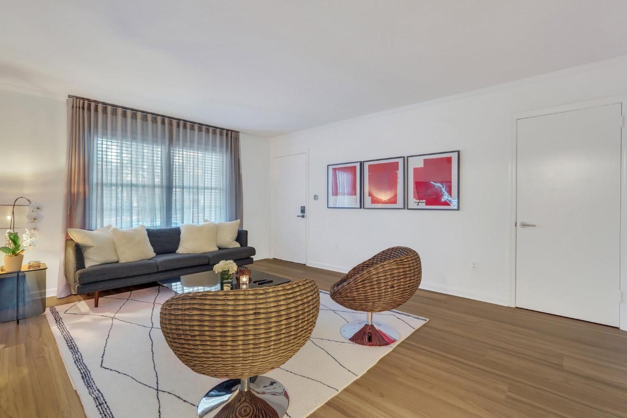 Spacious Mid-century Art Haven Apartment *