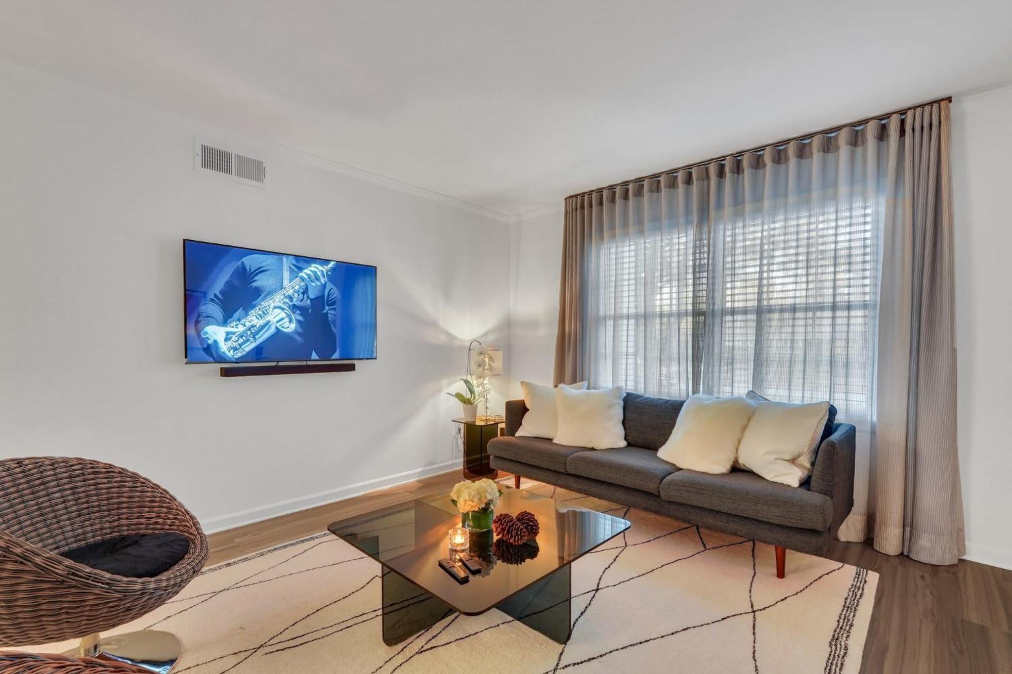 Spacious Mid-century Art Haven Apartment